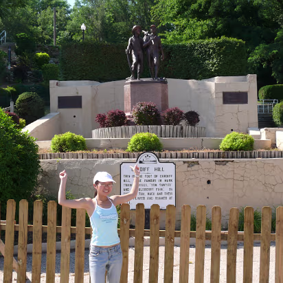 Hannibal-025 In front of the old friends, Tom Sawyer and Huckleberry Finn