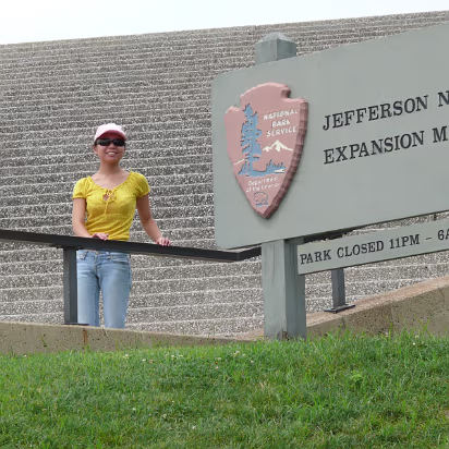 Missouri_2008-002 Hanhan at the steps of the Gateway Arch.