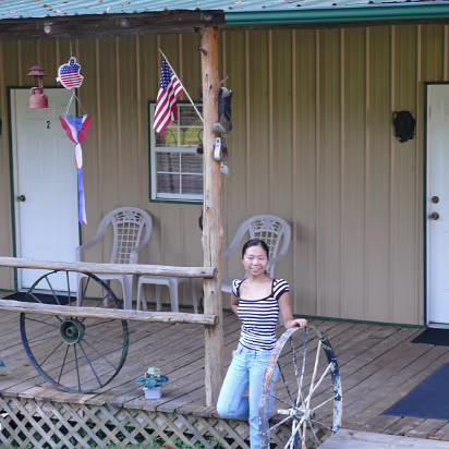 Missouri_2008-011 Hanhan on the hotel porch, it is decorated in pioneer style.