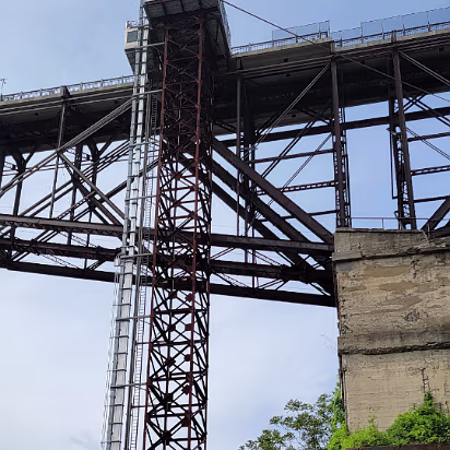 New_York_2021-019 A 20 story glass elevator from the Hudson to the deck of the walkway.