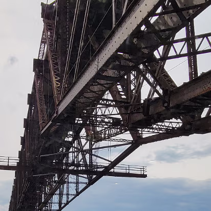 New_York_2021-020 There are 3 cantilever sections on the walkway bridge.