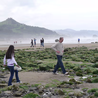 Ocean-014 Hanhan & John bearking the law stepping on the rocks.