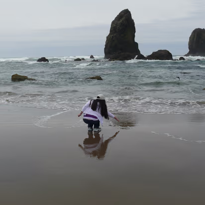 Ocean-024 Hanhan would not get in the water, just get her finger wet.