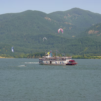 Oregon-007 With a tour boat.