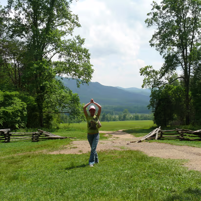 Tennessee-013 Hanhan leaving the cabin.